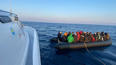 İzmir açıklarında 111 düzensiz göçmen kurtarıldı