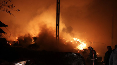 Geri dönüşüm fabrikasında yangın: 1 itfaiye eri yaralı