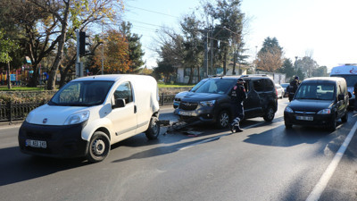 Hafif ticari araç kırmızı ışıkta duran araçlara çarptı: 1 yaralı