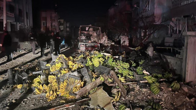 Muz yüklü kamyonet patladı. Sokak savaş alanına döndü