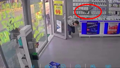 Esnaf neye uğradığını şaşırdı. Dükkana dalan atmaca...
