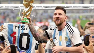 Messi'nin kaldırdığı kupa sahte çıktı