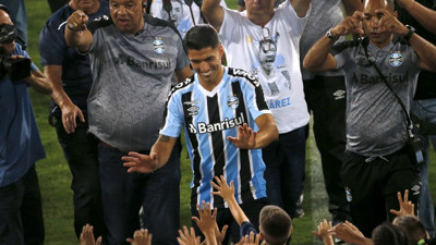 Luis Suarez Gremio'da taraftarın önüne çıktı