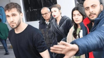 Afra Saraçoğlu bornozla görüntülenince sette gergin anlar yaşandı