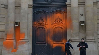 Başbakanlık binası hedef alındı. Sprey boyalarla işaretlediler