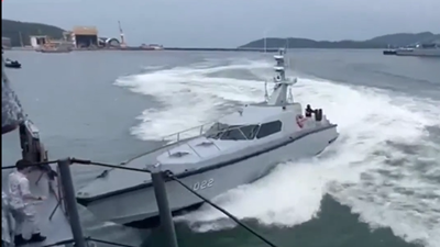 Sahil güvenlik botu savaş gemisine ‘güm’ diye göbekten vurdu. Kimse nasıl olduğunu anlamadı