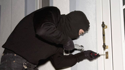 Eve giren hırsızlar eşyaları polise taşıttı