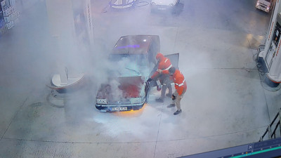 Otomobil alev alınca sürücüsü kaçtı