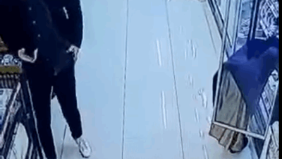 BİM sapığı suçüstü yakalandı. O anlar kamerada