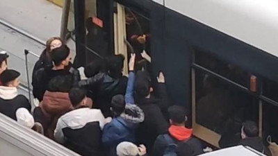 Eskişehir'de tramvayda taciz. Onlarca kişi saldırdı