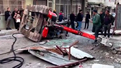 İş makinesiyle birlikte 3'üncü kattan düştü
