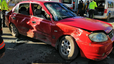 Kırmızı ışıkta geçen otomobile otobüs çarptı: 4 yaralı