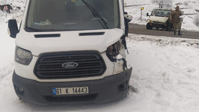 Karlı yol kazaya neden oldu: 2 yaralı