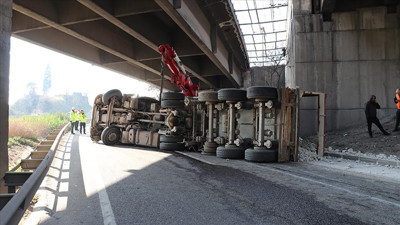 Devrilen tır nedeniyle kapanan D-100'ün İstanbul yönü ulaşıma açıldı