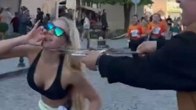 Maratona Adana ayarı. Koşuculara su yerine ciğer ikram edildi