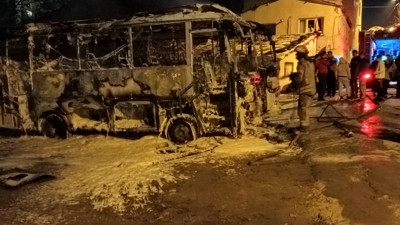 Park halindeki 2 minibüs alev alev yandı