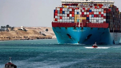 Süveyş Kanalı'nda bir yük gemisi karaya oturdu