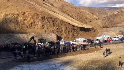 Buzlanan yolda minibüs ters döndü: 6'sı ağır 12 yaralı