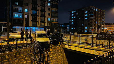 Kaza yapan otomobiller kanal kenarında asılı kaldı