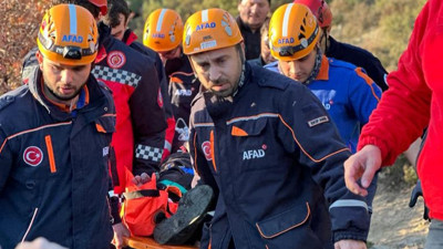 Define ararken yuvarlanan kaya ile yaralandı