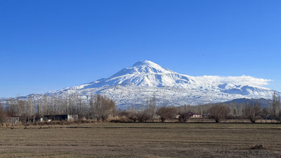Ağrı Dağı'na 2,5 ay sonra kar yağdı
