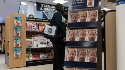 Prens Harry'nin olay yaratan kitabı raflarda