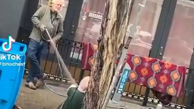 Lokanta sahibi evsiz birini hortumla ıslatıp kovdu. Hem vicdansız hem Allahsız bir insan böyle oluyor