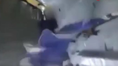 Uçuş sırasında uçağın kapısı açılınca ölümün nefesini enselerinde hissettiler