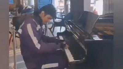 Kurye genç Sipariş götürdüğü yerde Mozart’tın Türk Marşı'nı çaldı. Bu gençler mülakatlarda kaybediyor yandaş işe giriyor