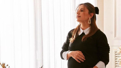 Merve Özbey eski fotoğraflara daldı