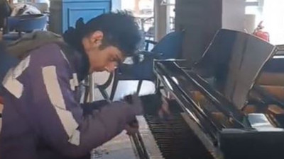 Sipariş götürdüğü evin piyanosunda Türk Marşı'nı muhteşem çalan kuryeye büyük davet