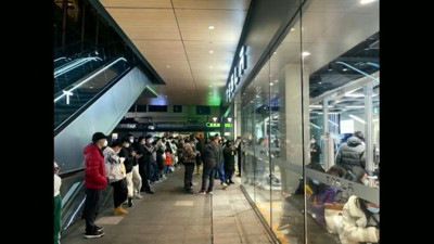 Tesla'da indirim krizi. Otomobil fiyatları üç ayda ikinci kez düştü. Protestolar başladı