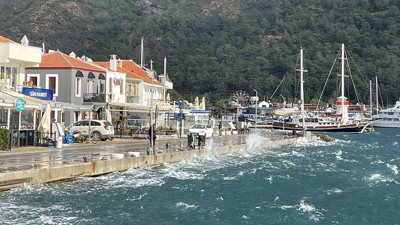 Muğla’yı sağanak vurdu. İş yerlerini su bastı, ağaçlar devrildi