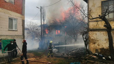Bolu’da ahşap ev alev alev yandı
