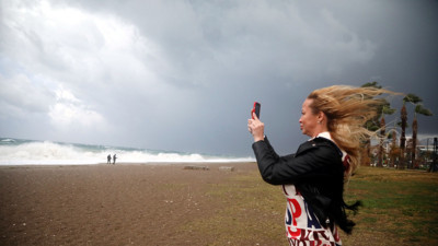 Antalya'da fırtına ve sağanak yağış hayatı durma noktasına getirdi. Yollar göle döndü ağaçlar devrildi