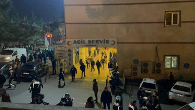 Hastane bahçesinde kavga etmeye başladılar