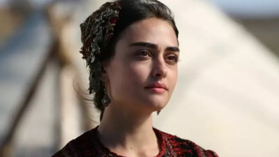 Oyuncu Esra Bilgiç Pakistan'ı darphaneye çevirdi