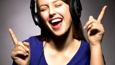 Sağır olmamak için bunları yapın. Uzun süre kulaklık kullananlar dikkat