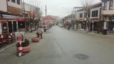 Eskişehir'in tarihi bölgesi Odunpazarı'nda in cin top oynuyor