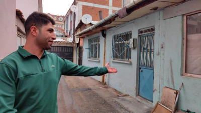 Kapı ve pencereleri paramparça. Bu evin kirası şok geçirtiyor