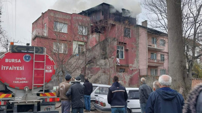 Bursa’da binanın çatı katı alev alev yandı