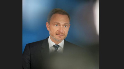 Almanya'da Savcılık Bakana yolsuzluk incelemesi başlattı. Bizde ise bakanlığına dezenfektan satan isme teşekkür edildi