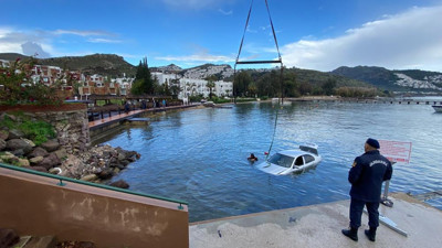 Otomobil denize uçtu 19 yaşındaki genç boğuldu