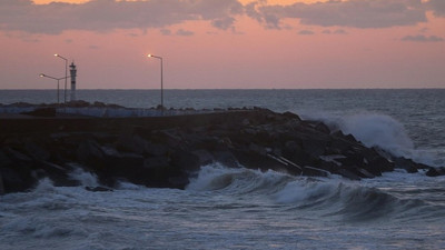 Ordu'da dalgalar nedeniyle iskele yaya trafiğine kapatıldı (12 Ocak 2023)