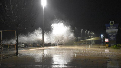 Ordu'da dalgalar nedeniyle iskele yaya trafiğine kapatıldı (13 Ocak 2023)
