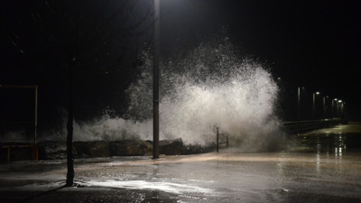 Ordu'da dev dalgalar metrelerce yükseldi. Deniz yola taştı