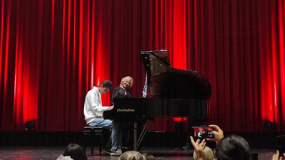 Ayakta alkışlandı. Kurye piyanist ilk kez sahne aldı