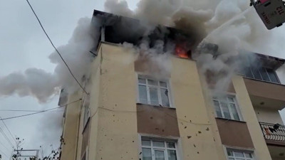 Binanın çatı katı alevlere teslim oldu