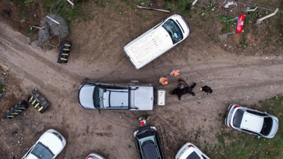 Aracın arkasında sürüklediler. İstanbul’da kuruyan barajında domuz avı