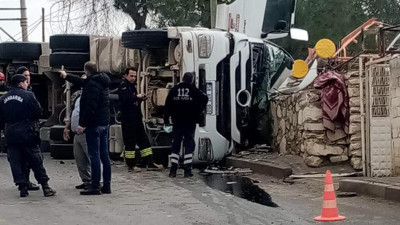 Tır duvarın üzerine devrildi: 1 ölü